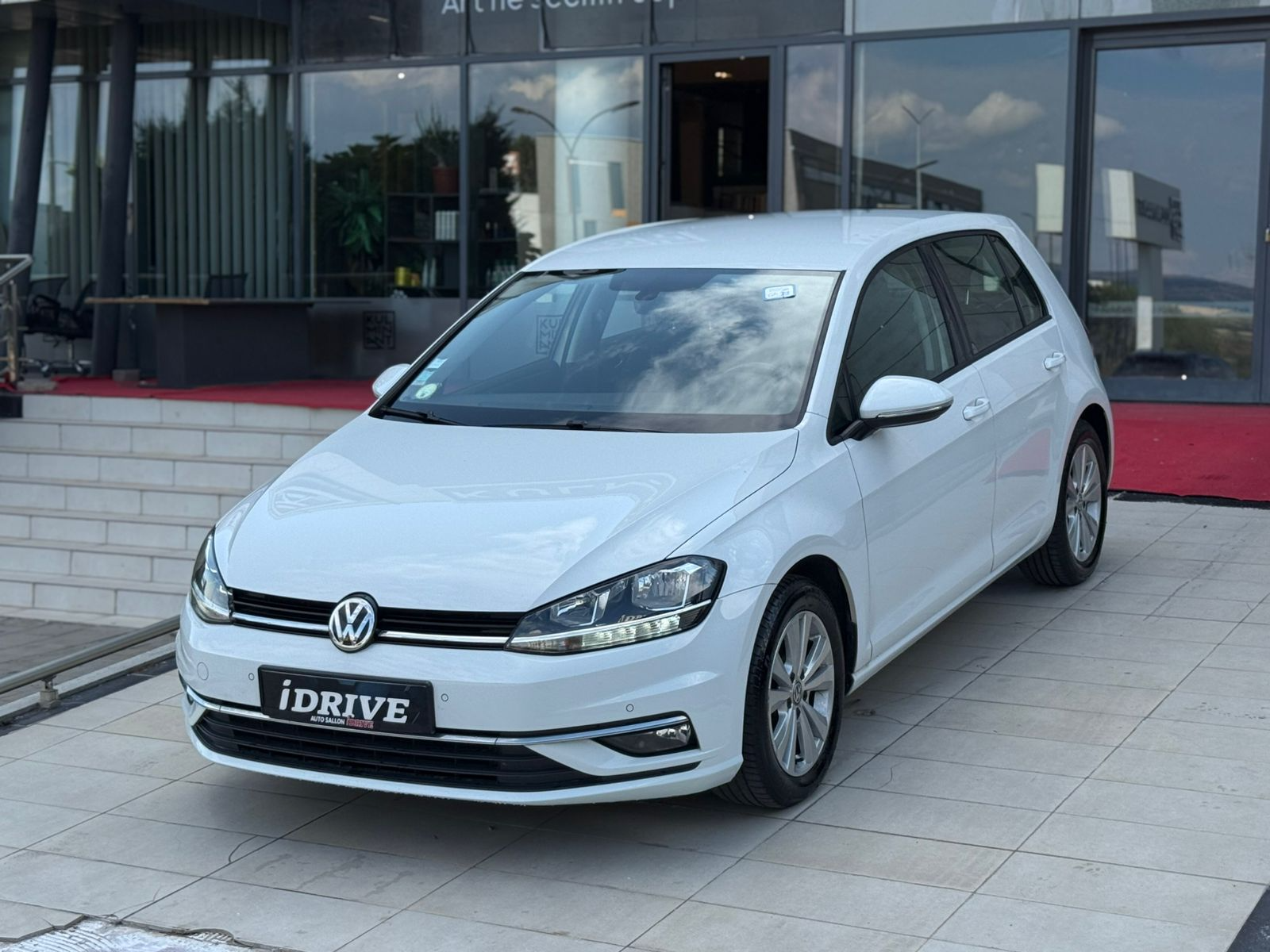 Volkswagen Golf   - 2018