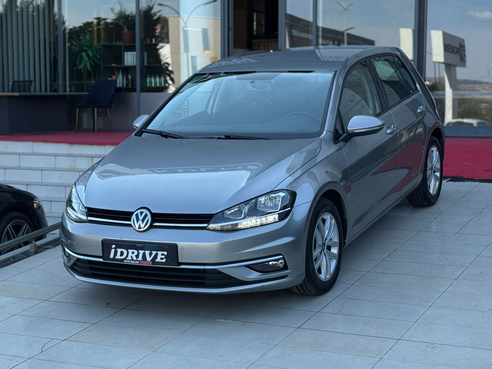 Volkswagen Golf   - 2019
