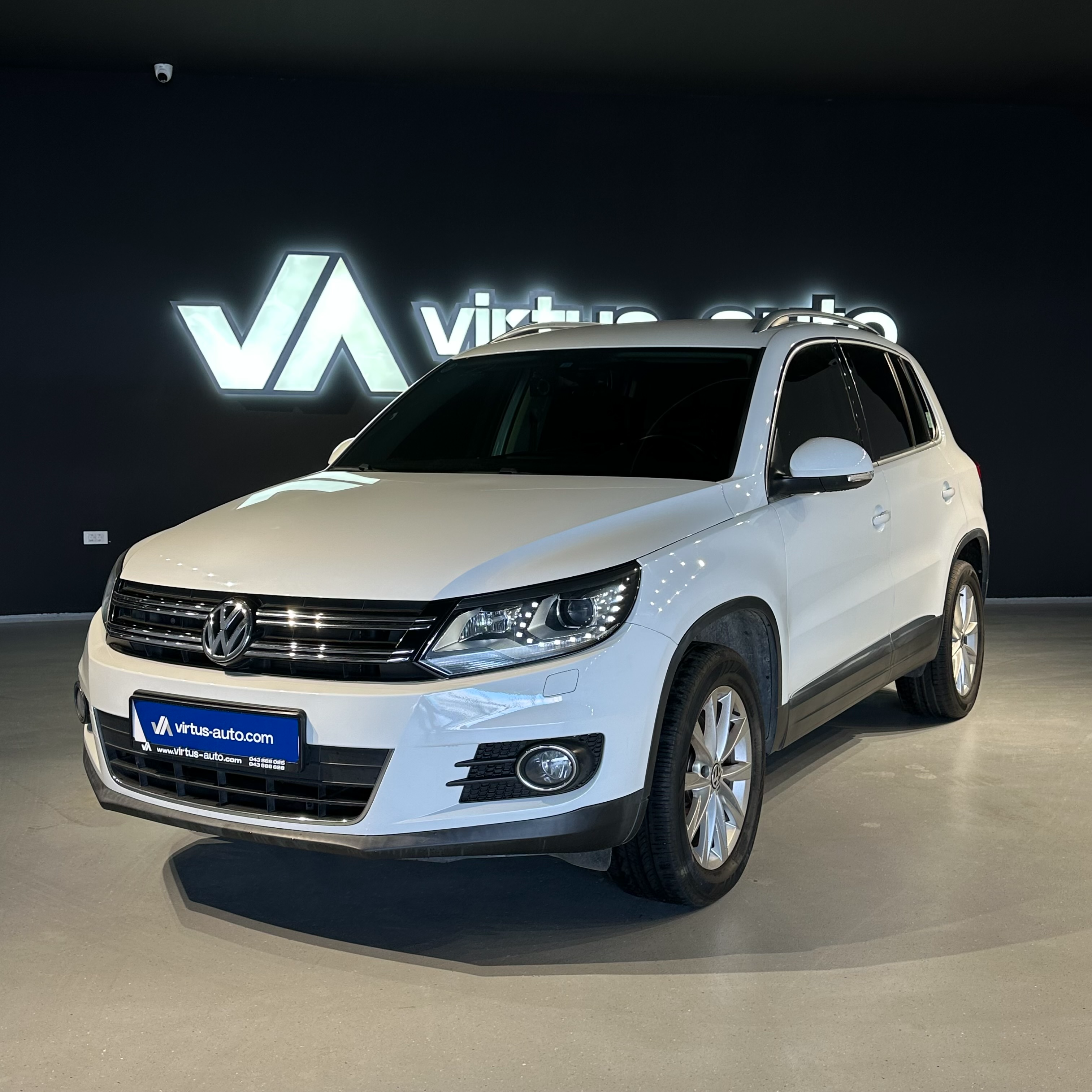 Volkswagen Tiguan   - 2015