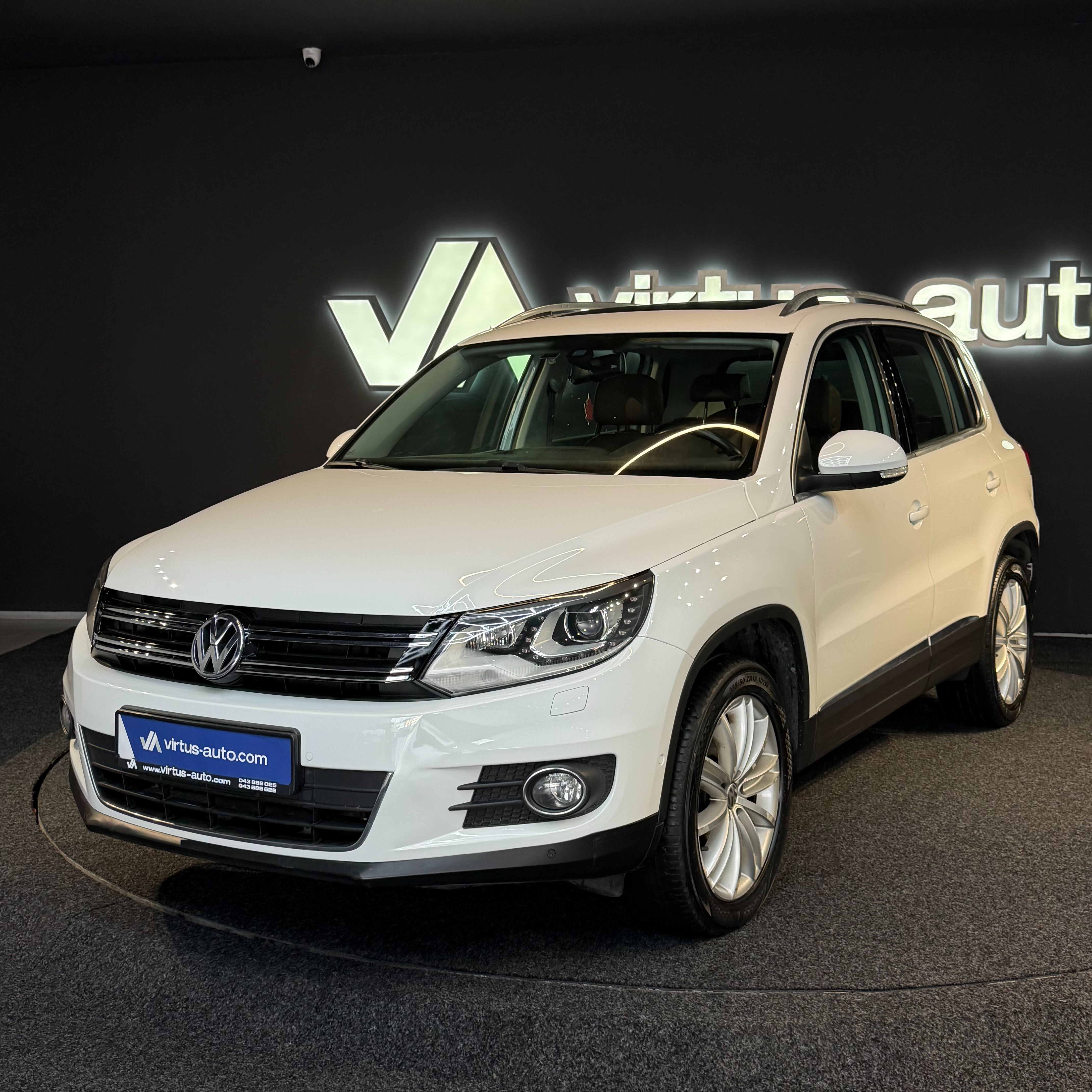 Volkswagen Tiguan   - 2015