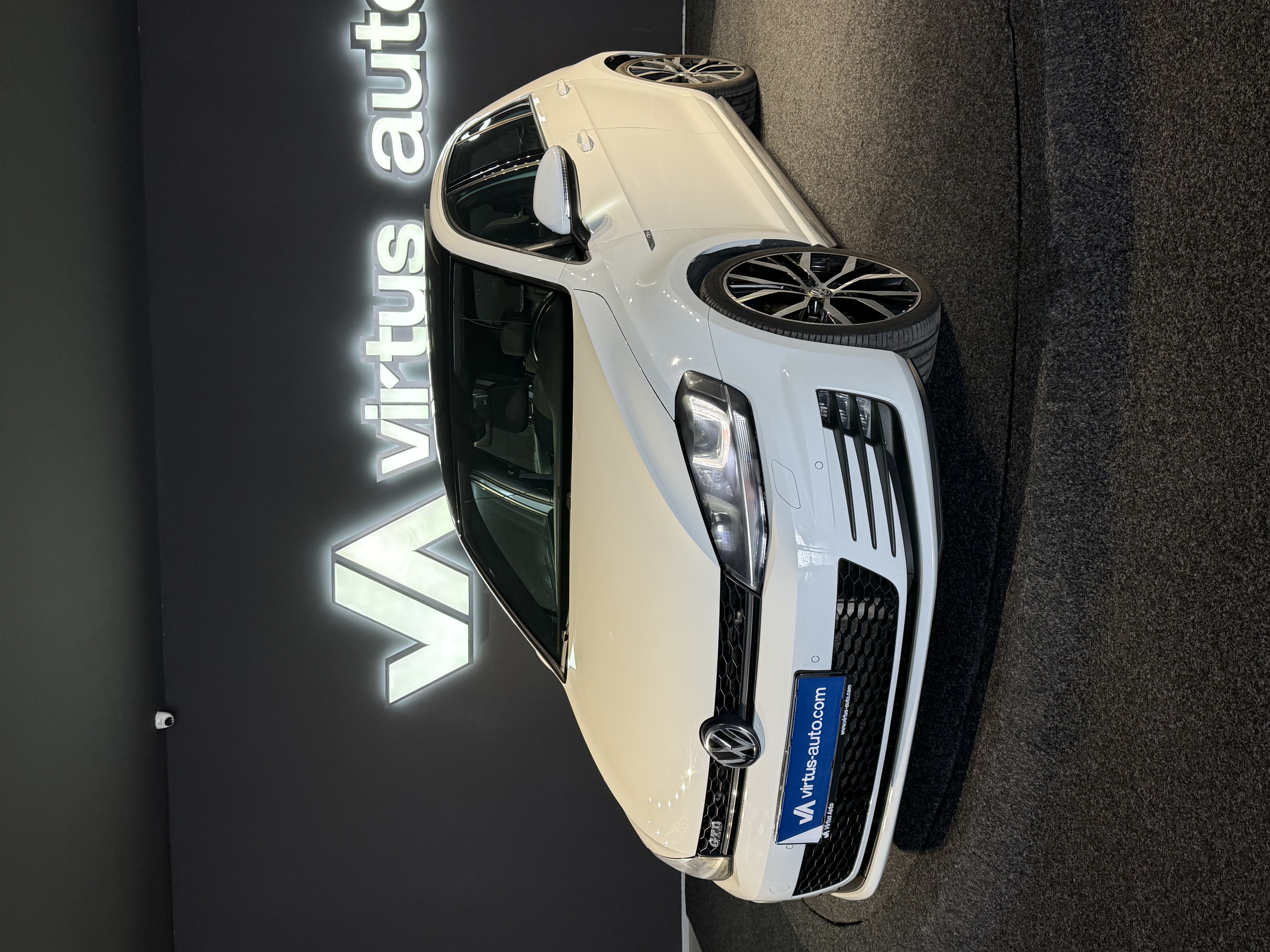 Volkswagen Golf   - 2016