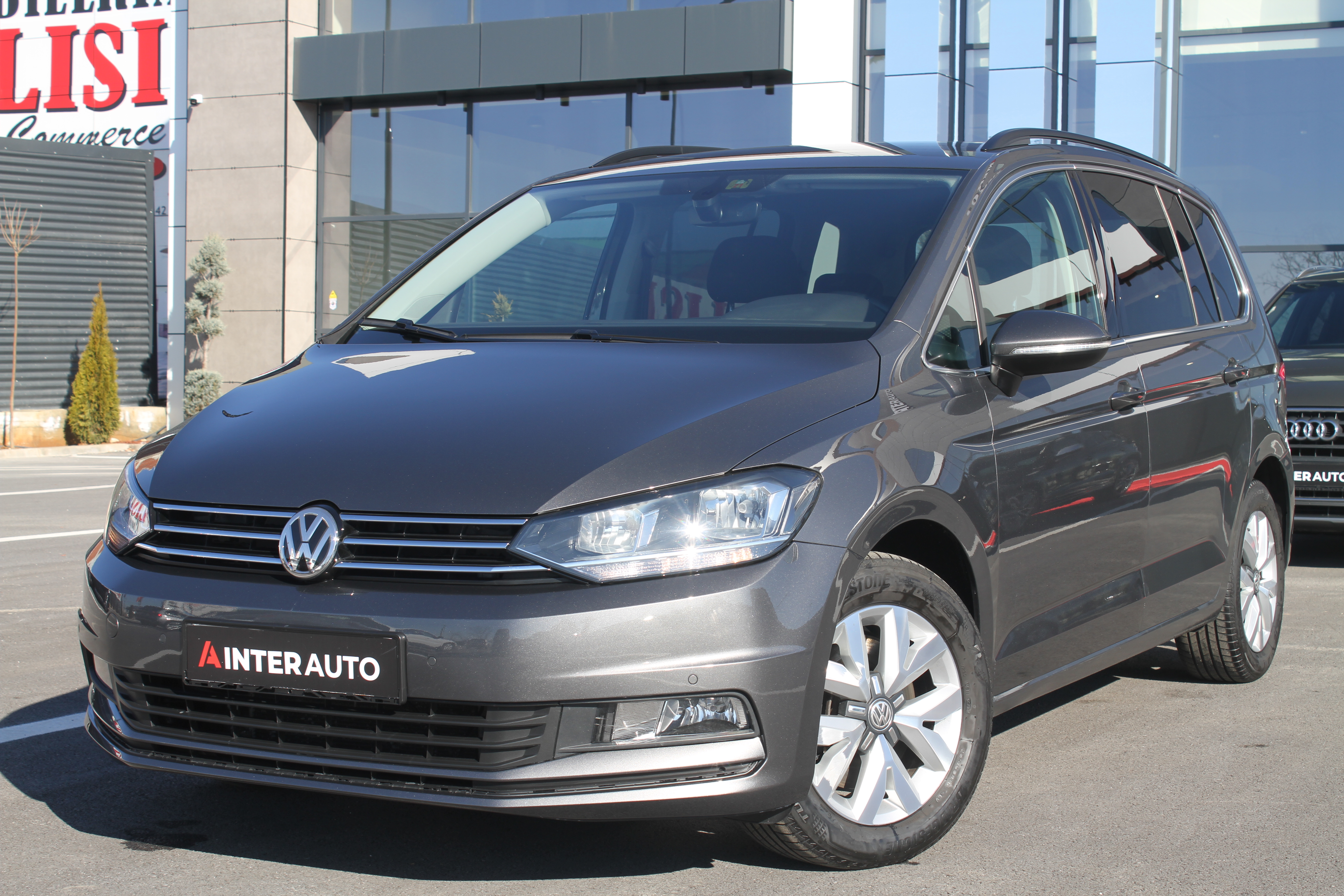 Volkswagen Touran   - 2016