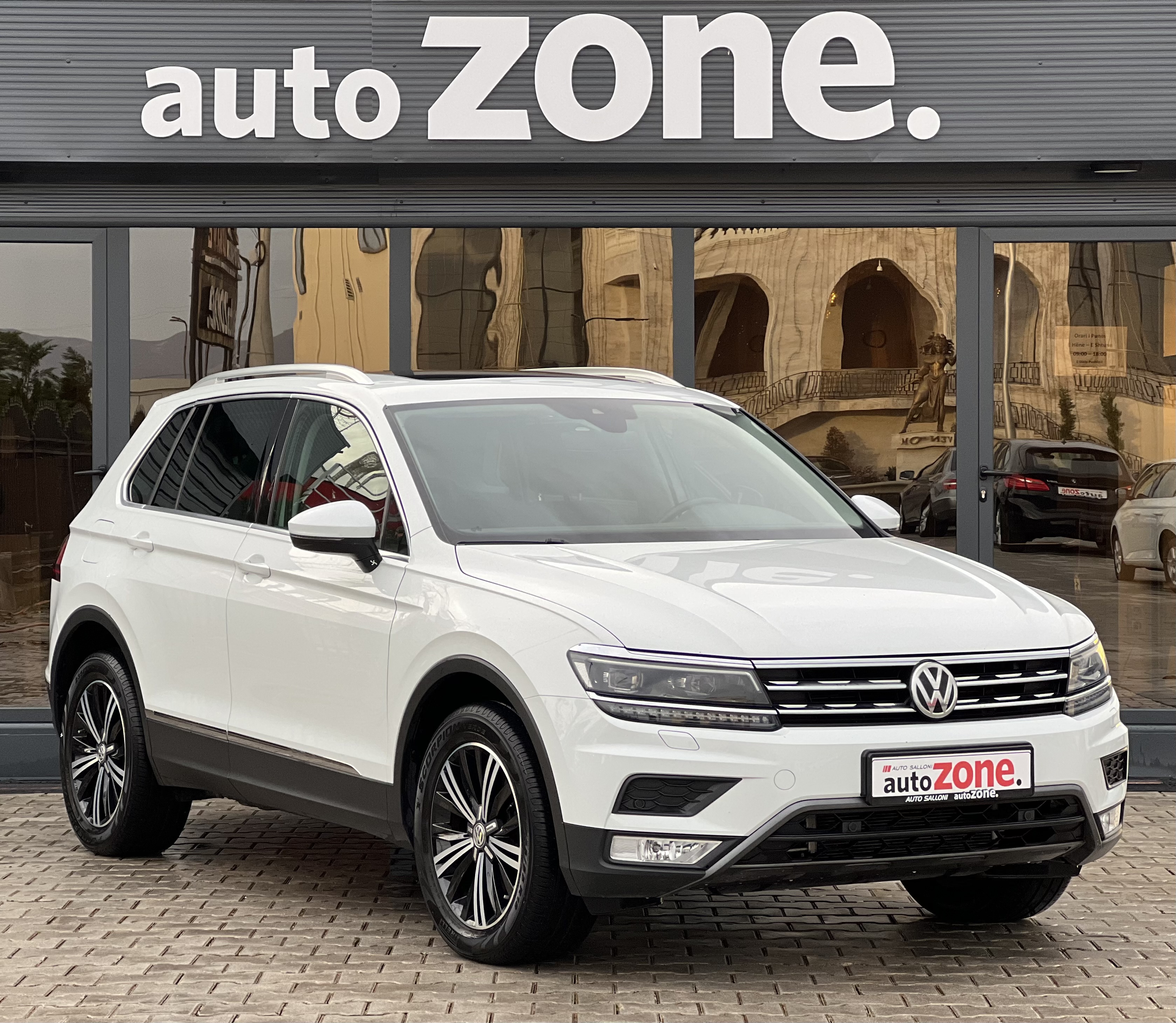 Volkswagen Tiguan   - 2016