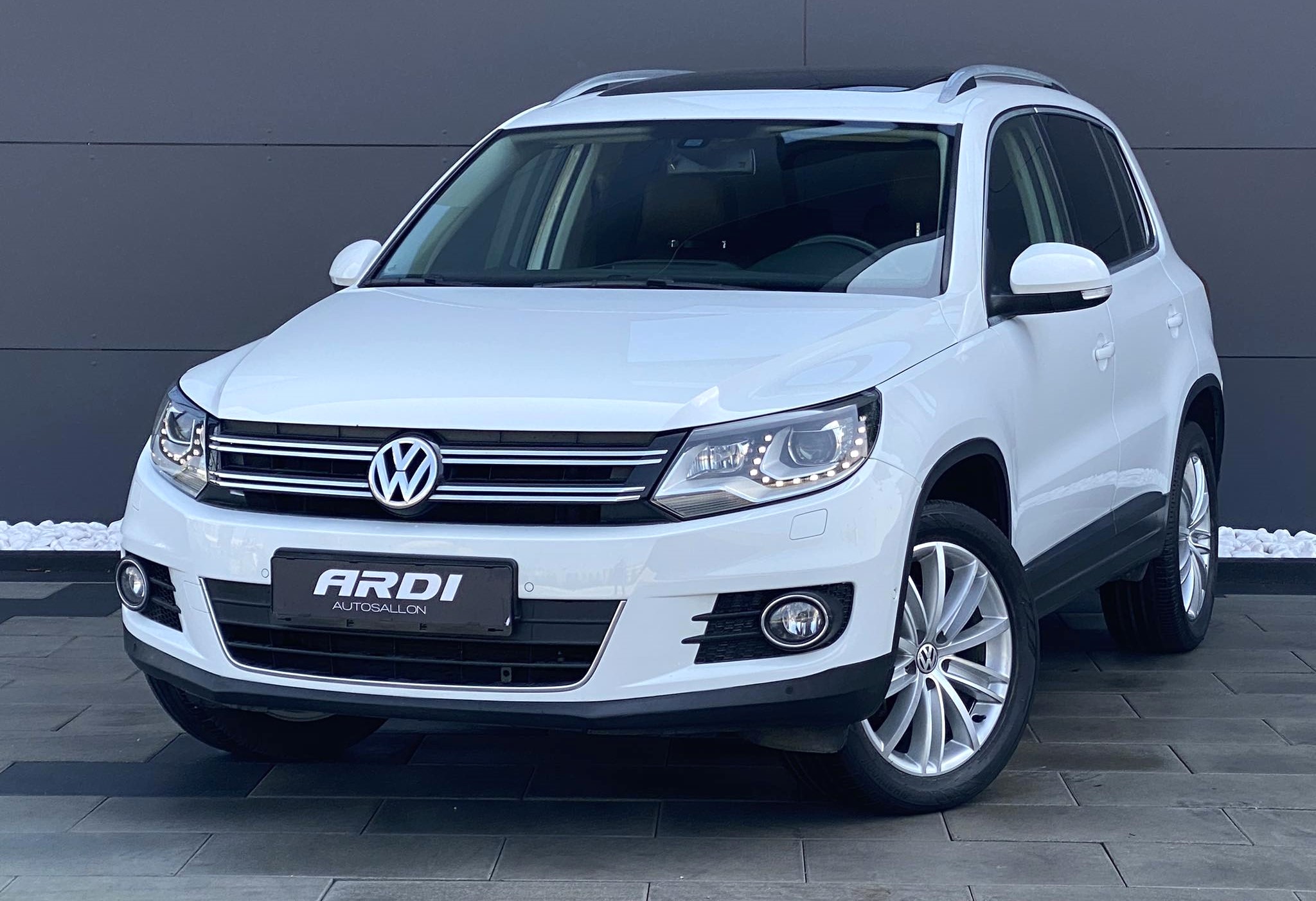 Volkswagen Tiguan   - 2015
