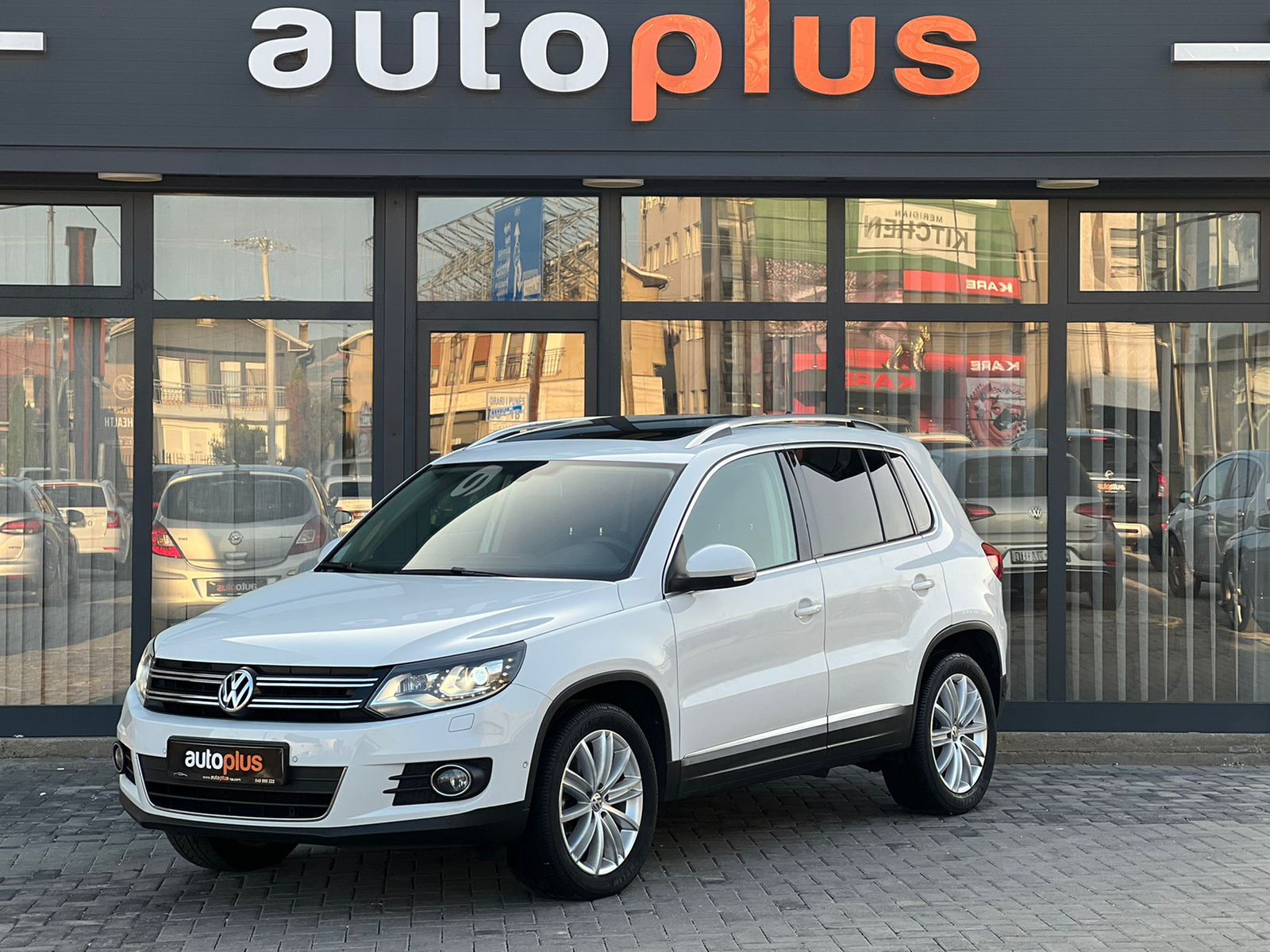 Volkswagen Tiguan   - 2015