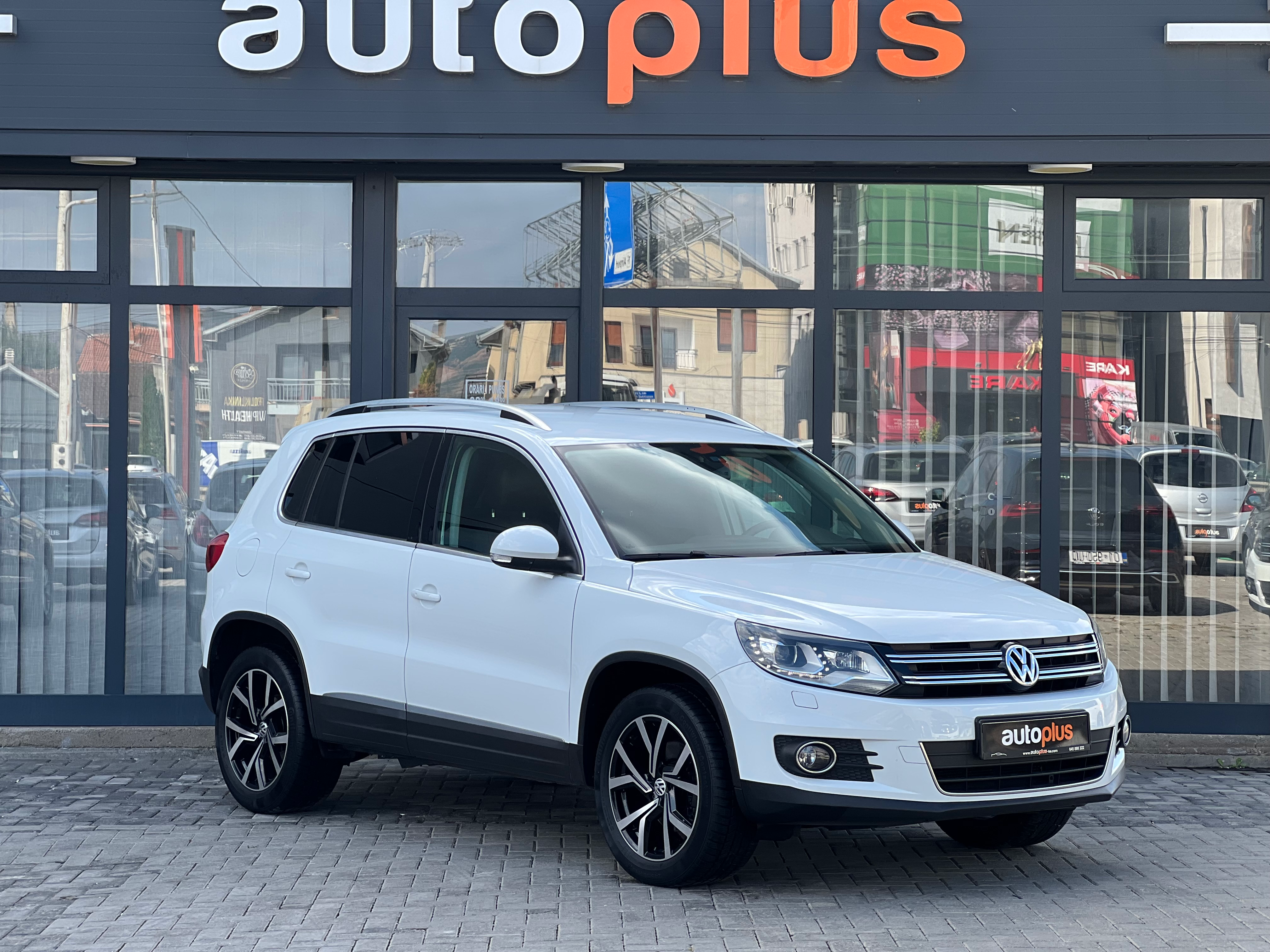 Volkswagen Tiguan   - 2015