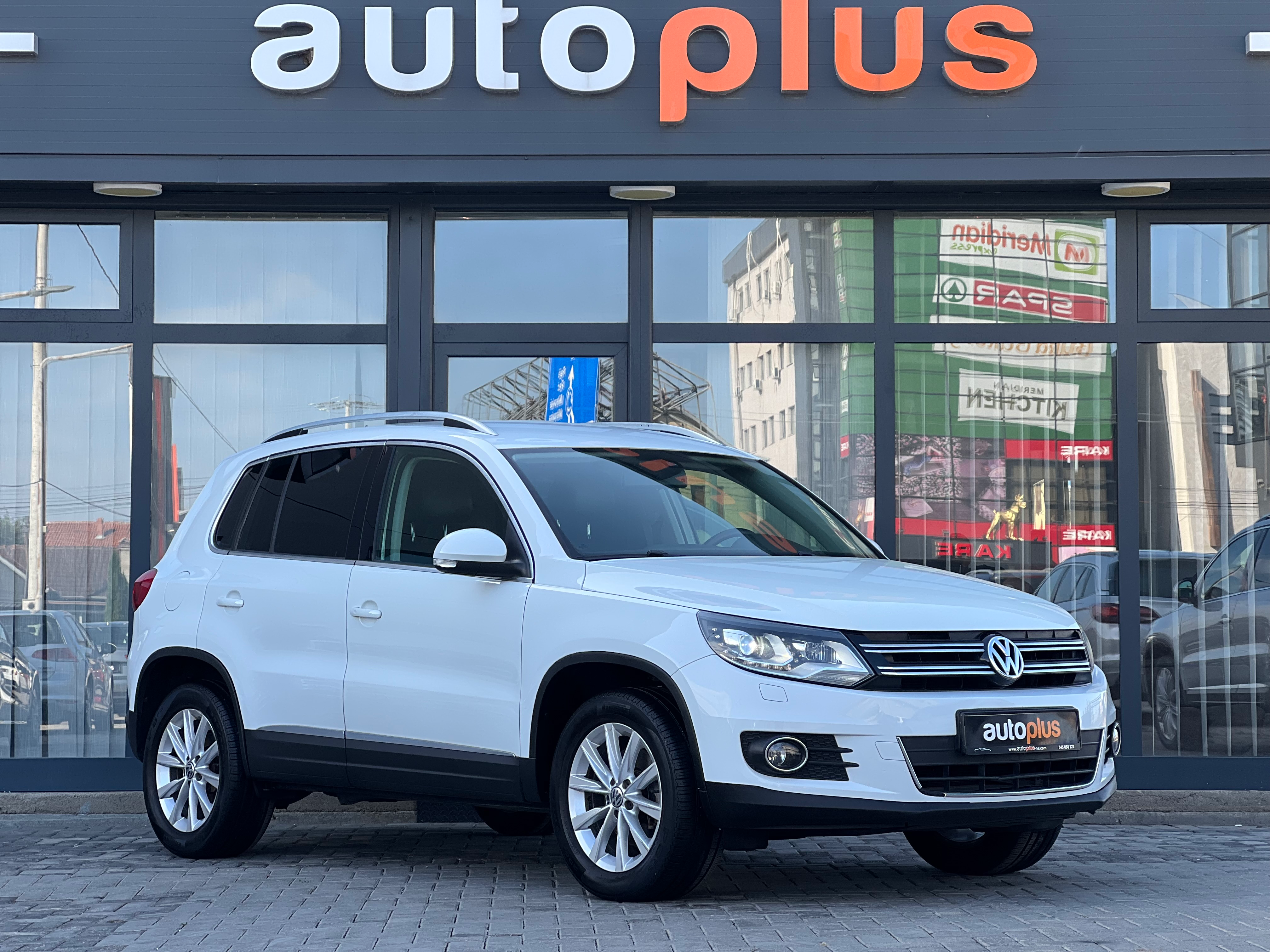 Volkswagen Tiguan   - 2015