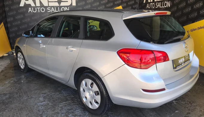 Opel Astra  - 2012
