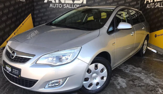 Opel Astra   - 2012